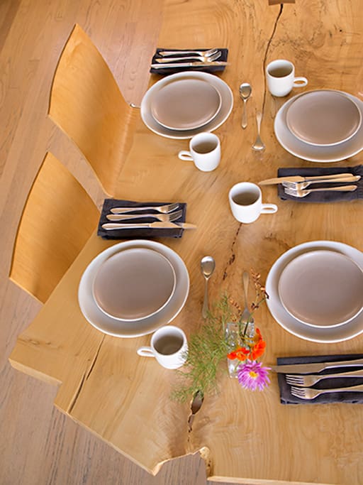 Good kitchen and dining stuff.