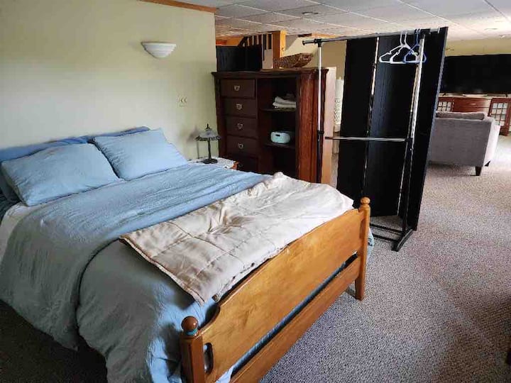 Dormitorio privado del nivel inferior con sala de estar y baño privado.