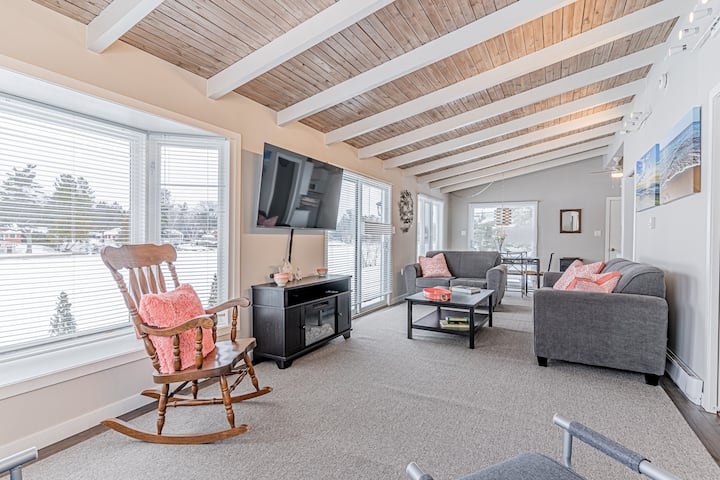 Cozy Riverfront Cottage With Dock - Wasaga Beach