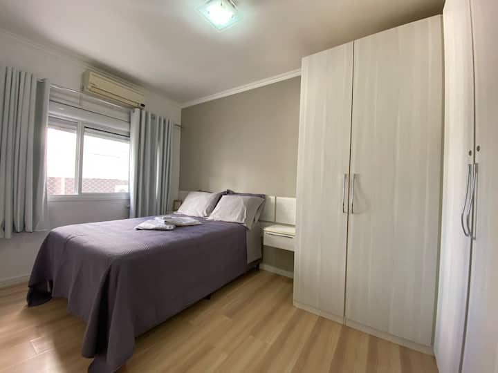 חדר שינה זוגי גדול.