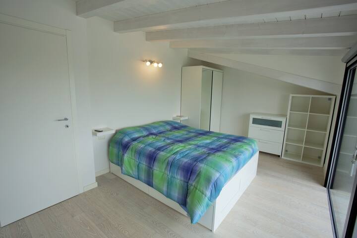 Првата двокреветна соба / Една од двете двокреветни соби