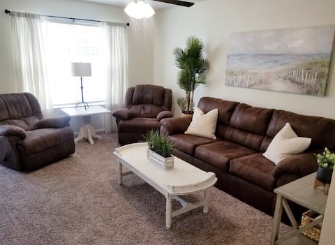 Quiet & Comfy ~ 3BR/3BA Short & Long Term Stay