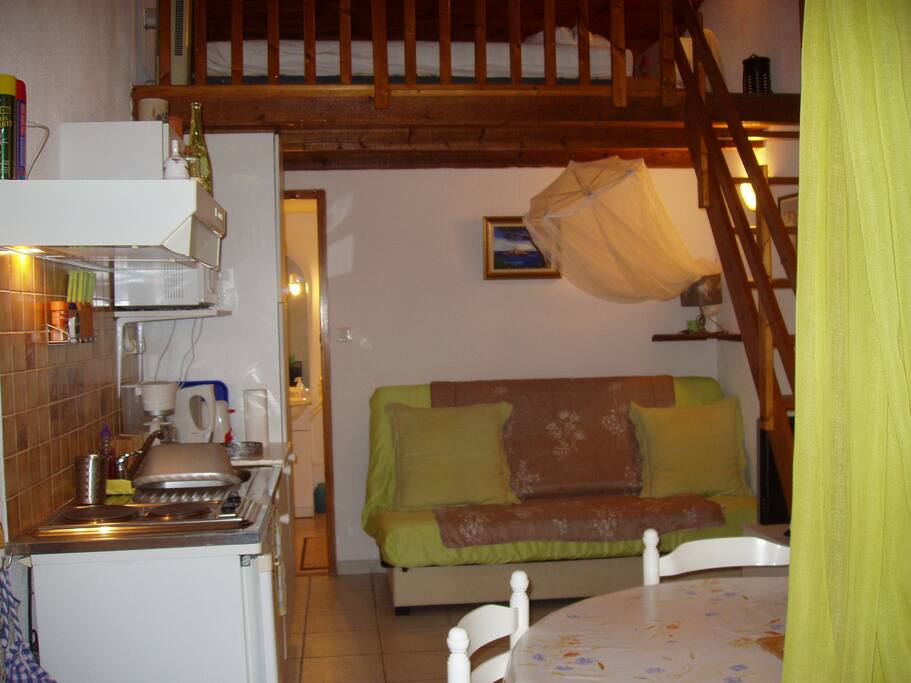 Intérieur du studio avec mezzanine sur l'étage