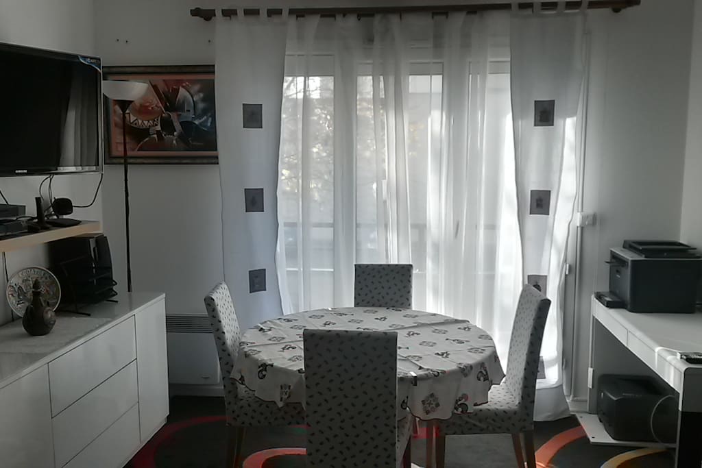 Salle à manger et bureau avec imprimantes