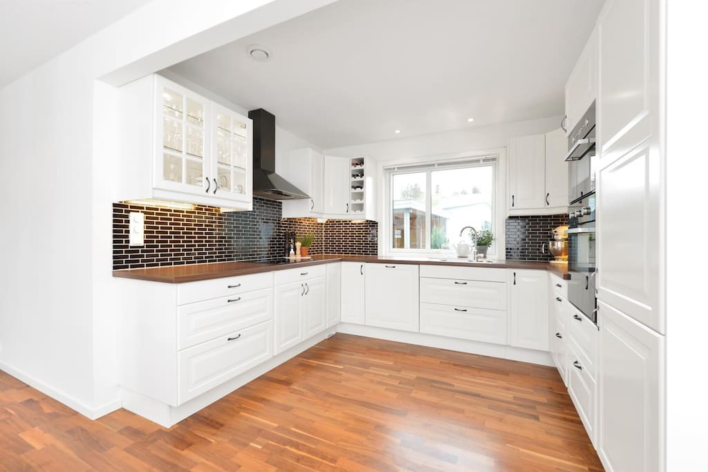 Kitchen area with plenty of cooking space.