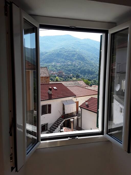 Vista del giorno dalla finestra della prima camera