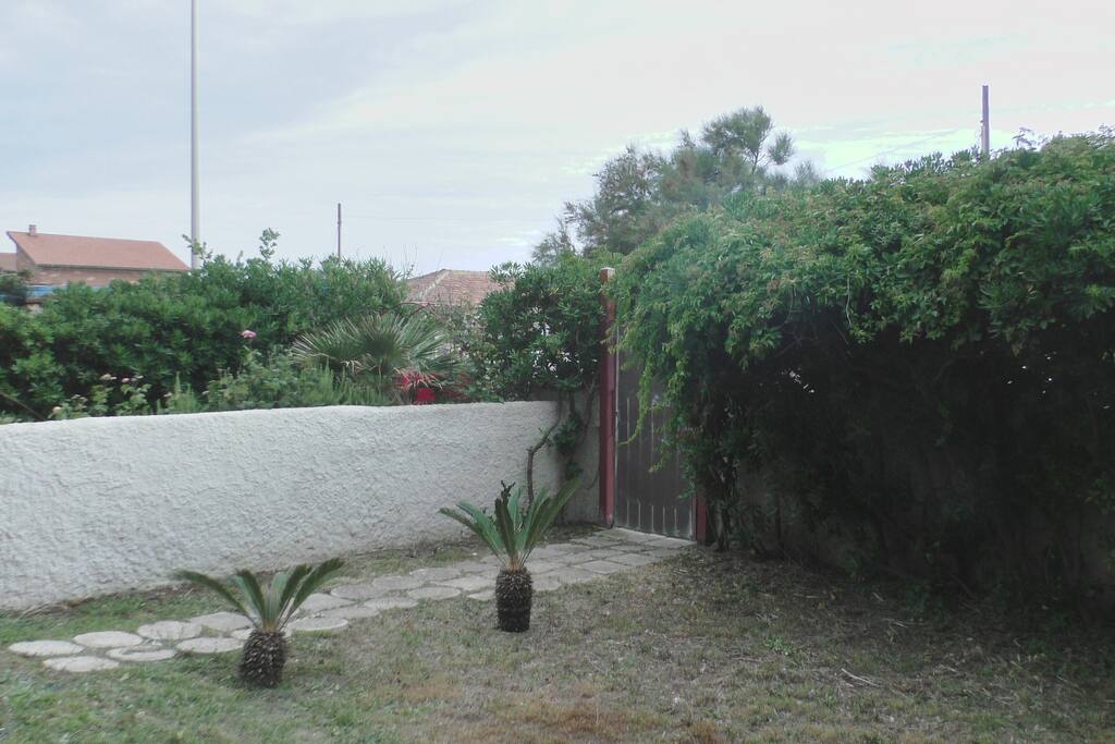 L'ingresso e il giardino