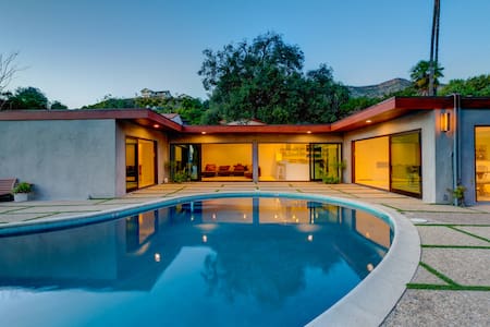 MidCentury Home,Saltwater Pool, LEGAL VacationRent