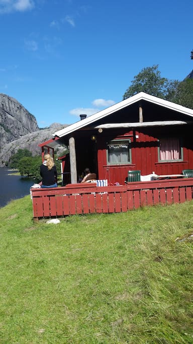 Hytta har fin terrasse med utsikt til badestrand, 20 m
