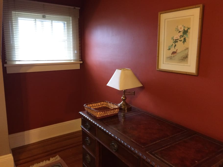 Desk in the king room.