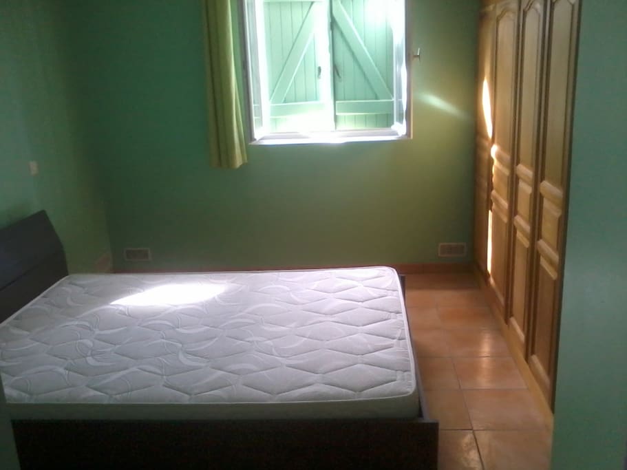La chambre avec son placard mural