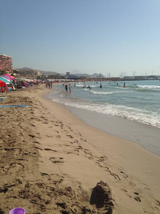 A unos pasos tenemos esta bonita playa de arena.