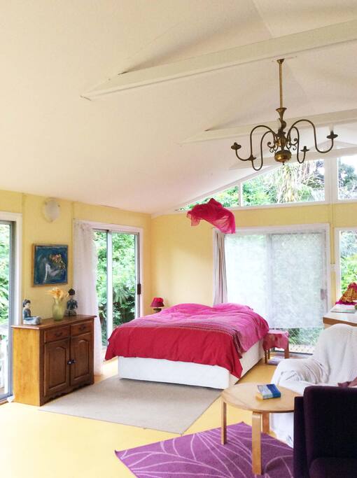 Queen size bed.