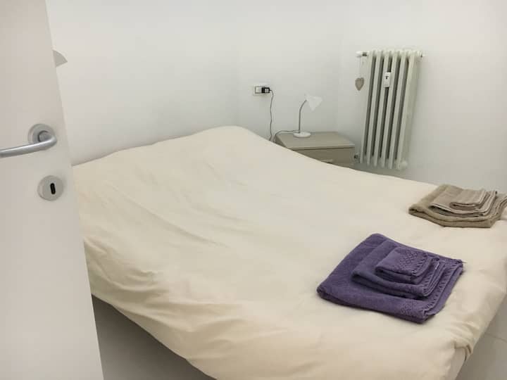 Estudio con un cómodo sofá cama doble