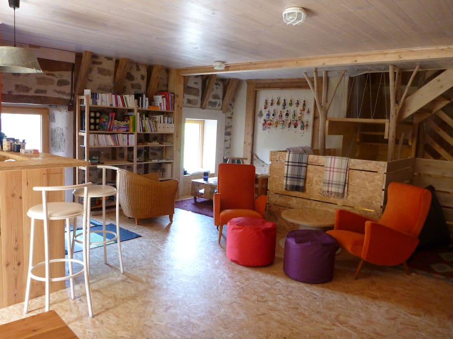 Salle de détente, chacun trouve son petit coin pour bouquiner, nombreux livres, BD, et revues à disposition ainsi que des jeux