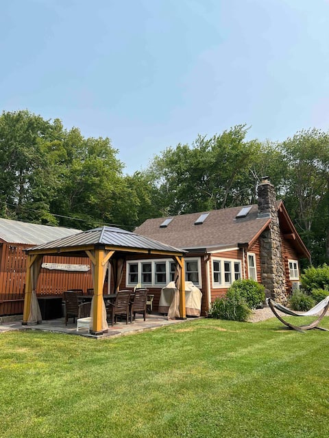 Cozy Beach Cabin w/ Beach Access & Outdoor Showers
