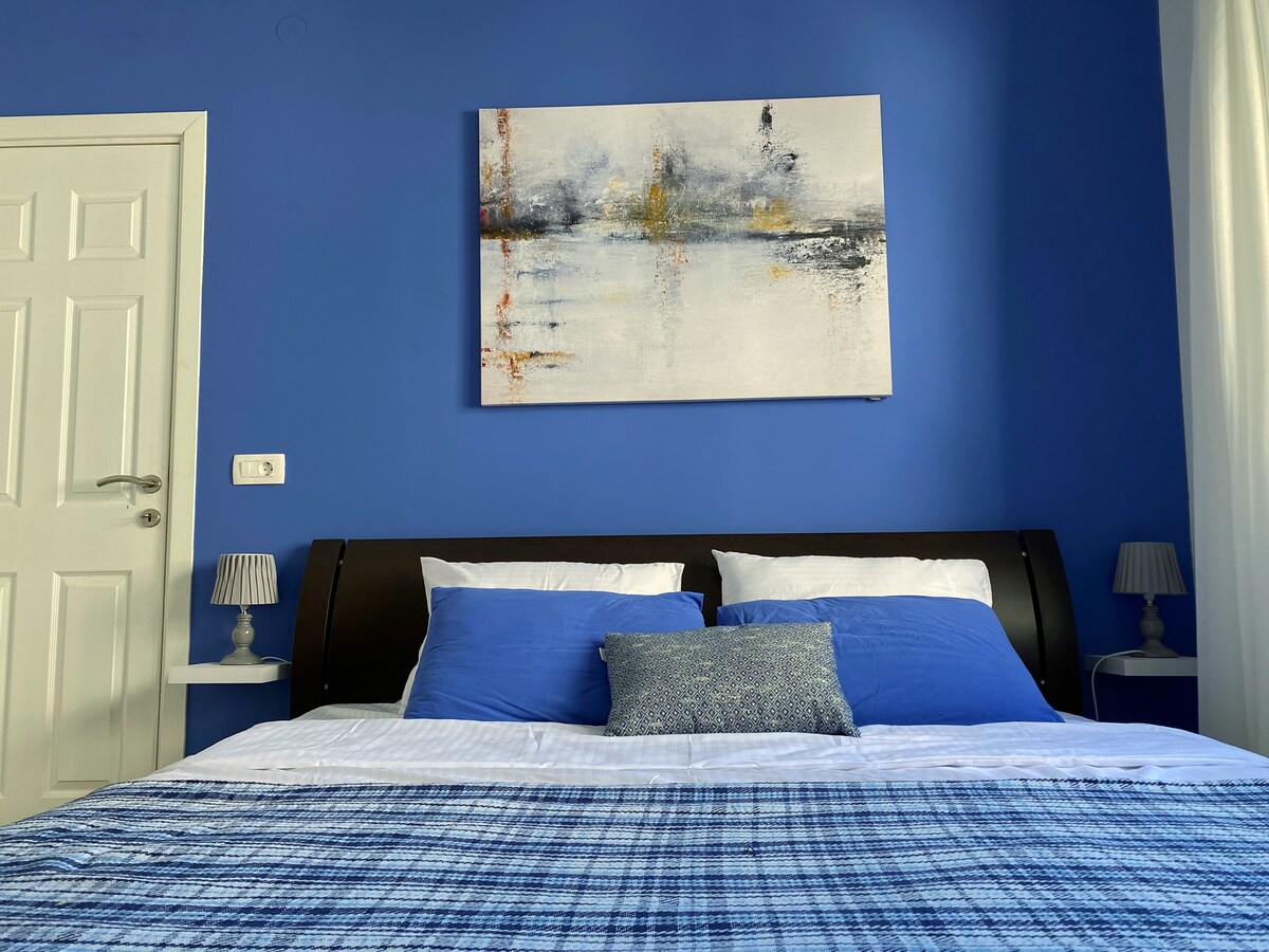 מיטת קינג סייז בחדר שינה גדול 