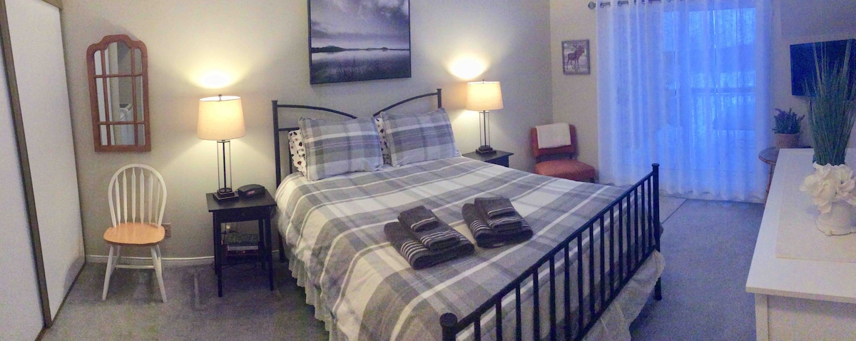 Ლოფტის საძინებელი კომფორტული საწოლით Queen. Ტელევიზორი საკაბელო და DVD პლეერით. Საკმარისი სივრცე ტანსაცმლისთვის კომოდში