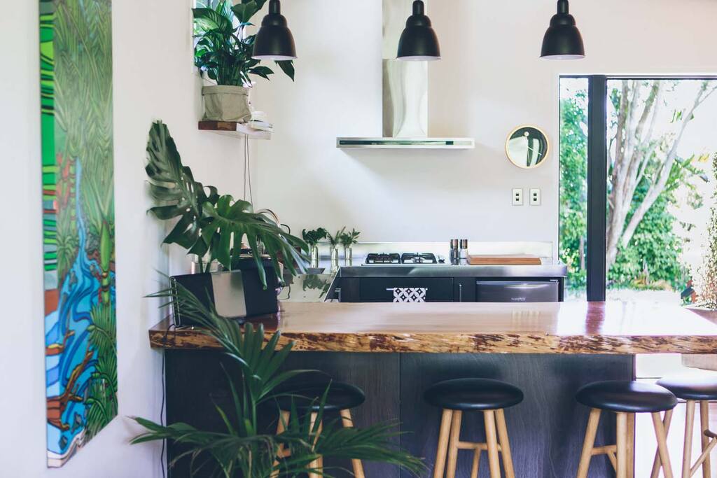 Kitchen and Breakfast Bar