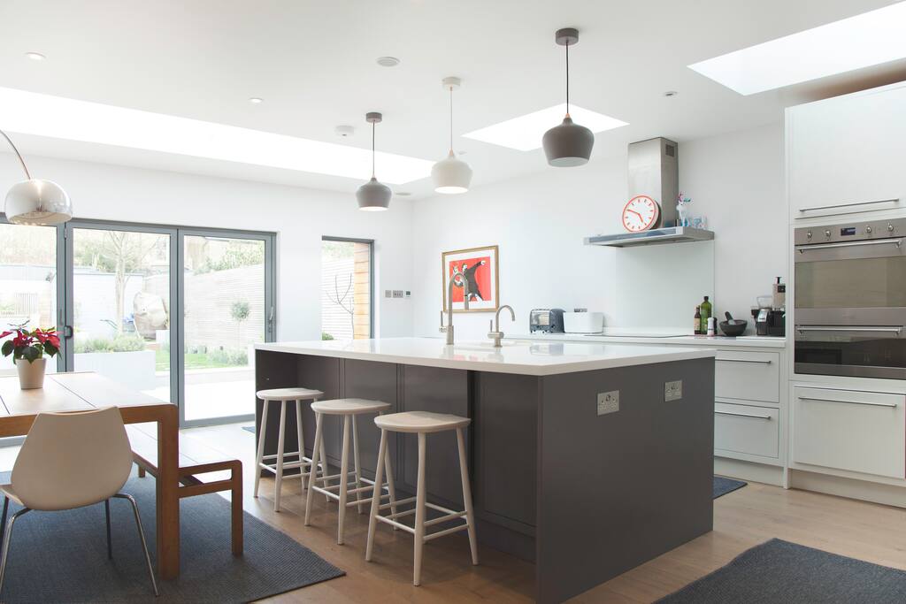 Kitchen Diner, all mod cons, Gaggia Espresso machine and an instant boiling water tap. Smeg Appliances and a ginger
cat named Archie