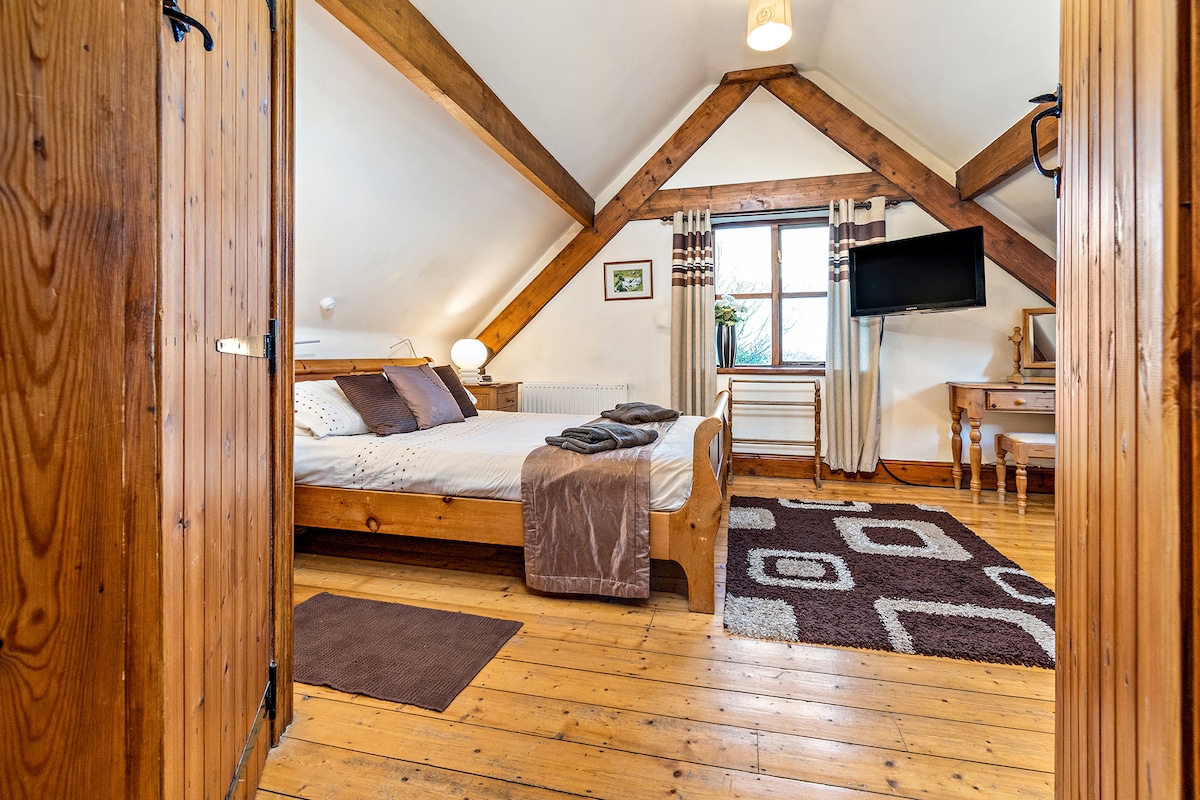 Comfortable master bedroom with king-sized bed, en-suite w/c, Sky TV