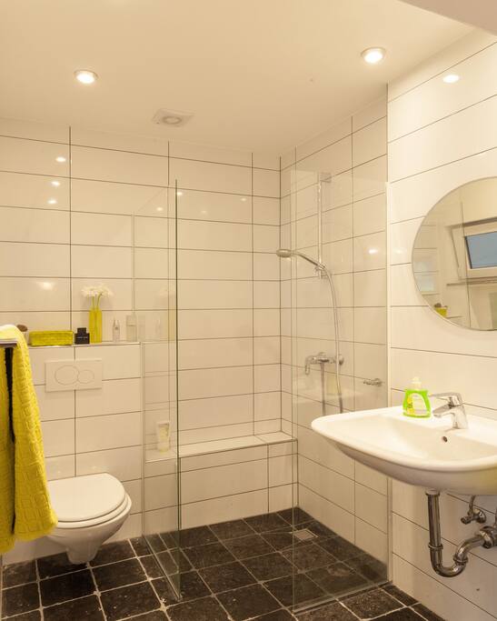 Badezimmer mit bodengleicher Dusche und Fußbodenheizung