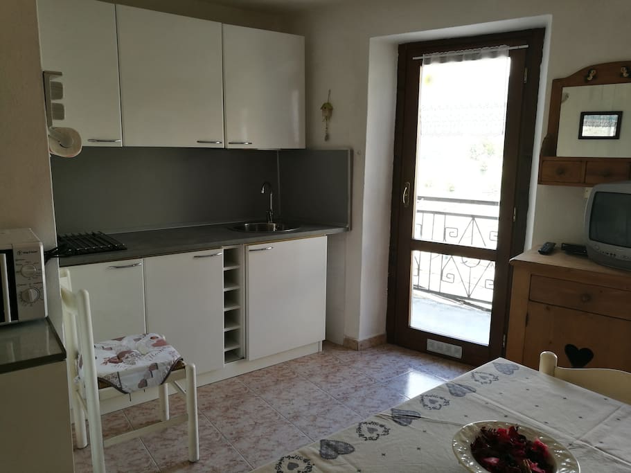 Angolo cucina e balcone