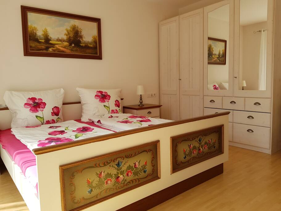 Schlafzimmer I Doppelbett und Auszieh-Couch für 4 Personen