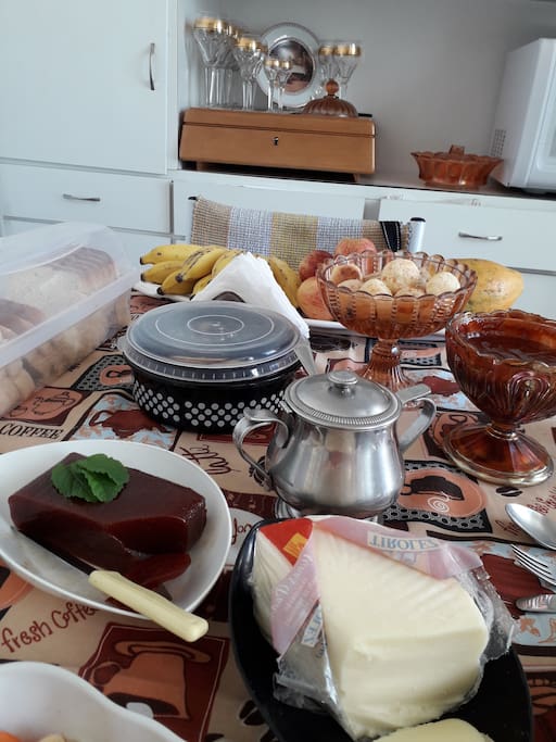 Frutas ... pão de queijo ... goiabada com queijo, café...
