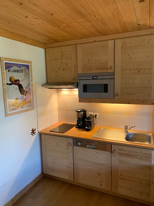 Cuisine neuve équipée avec lave-vaisselle, cafetière, machine Nespresso, frigo (+tiroir congélateur), micro-onde, appareils raclettes et fondues, taques à induction, casseroles neuves Tefal, etc