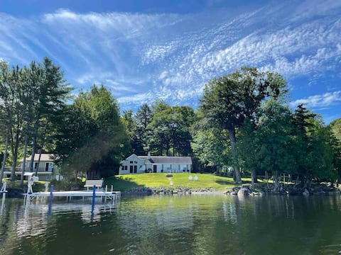 Picturesque Lakefront Retreat in Belgrade Lakes