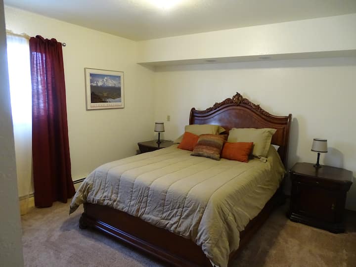 Chambre principale avec lit Queen Size