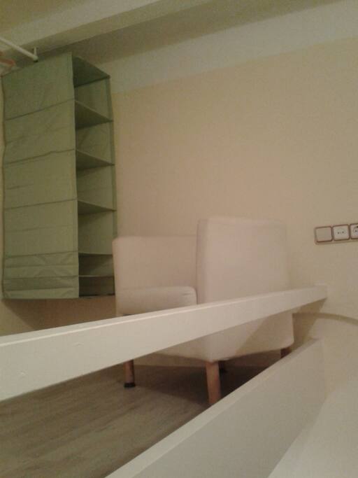 Altillo con perchero, organizador para sábanas, toallas y cajas. Espacio para guardar equipaje y ser utilizado como vestidor.