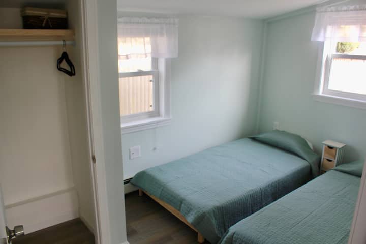 سريران مزدوجان منخفضان
أو سرير واحد
أو سرير واحد بمقاس كبير
أيهما تفضل لزيارتك ؟