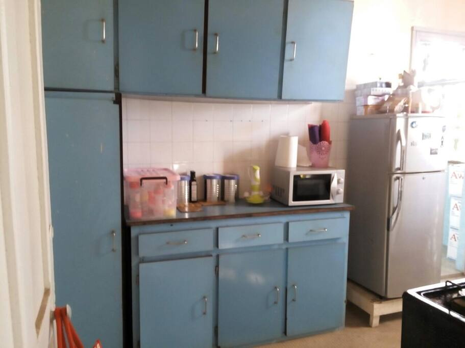 cuisine équipée eau chaude, micro-onde, frigo, mixeur-hachoir, bouilloire, toute la vaisselle