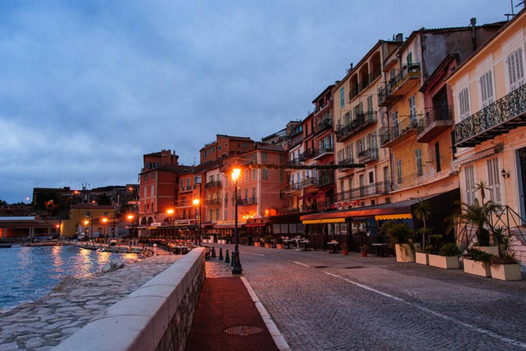 Villefranche promenade