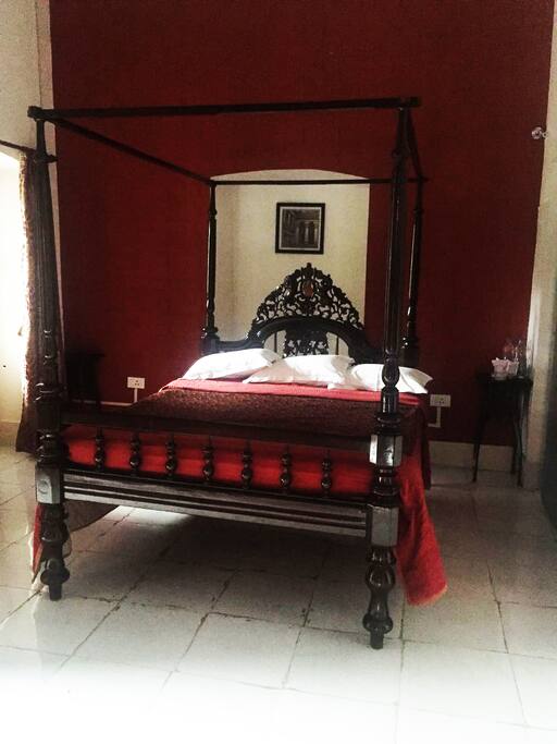 The king-size canopy bed.