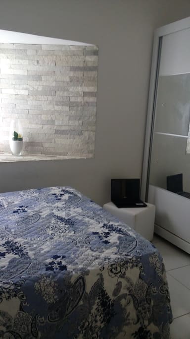 Quarto de casal 2 com banheiro.