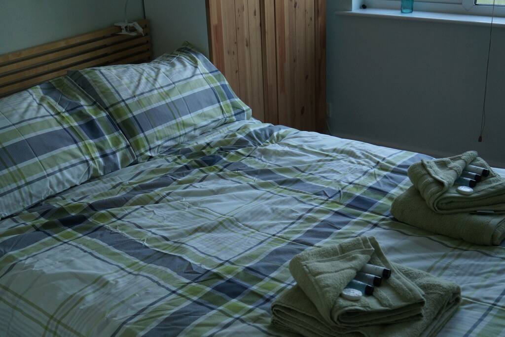 The room comes with towels and toiletries.