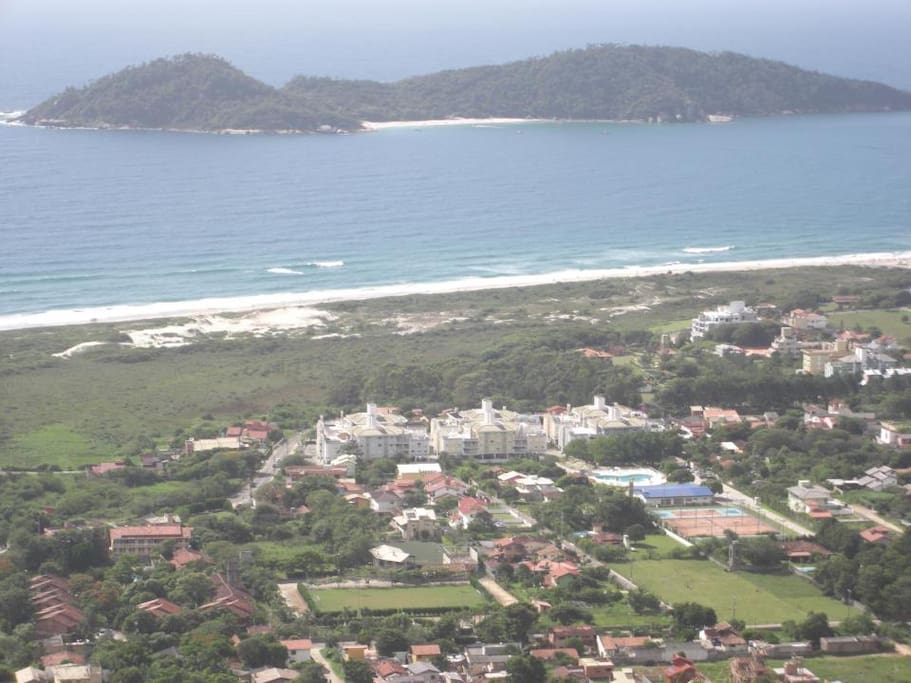 Morro do Lampião - Vista do condomínio com a Ilha do Campeche ao fundo.