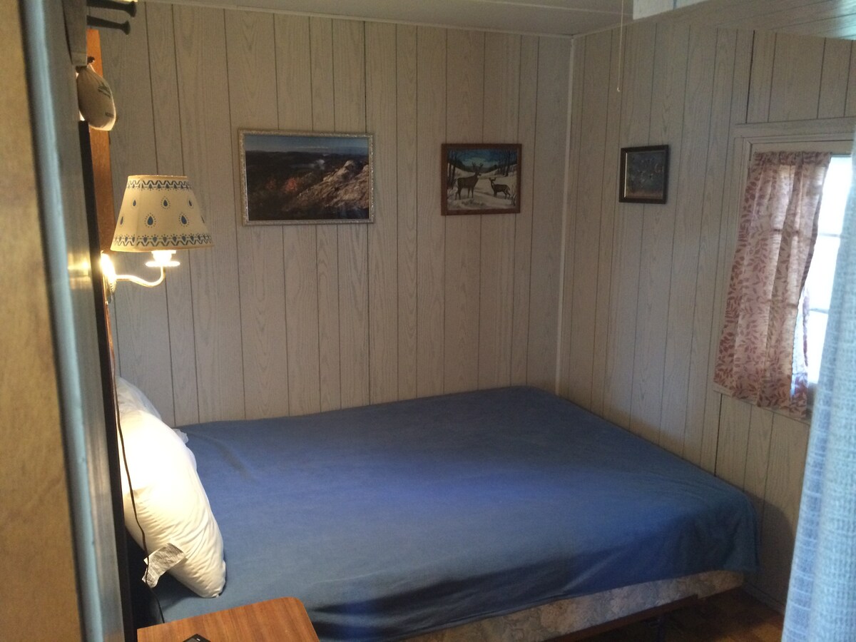 卧室在右侧-一张标准双人床。