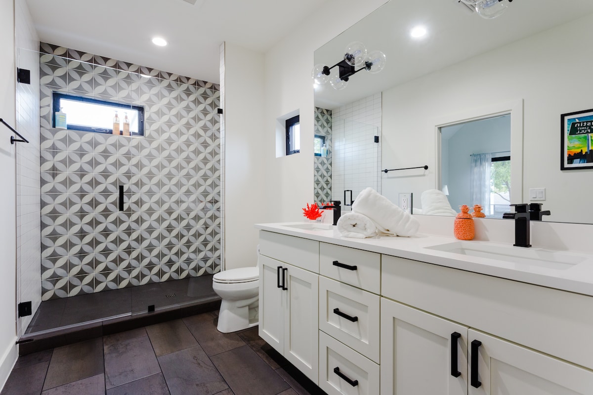 Bright & Modern SoCo Retreat, Minutes from DT!