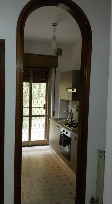 Cucina, con accesso al giardino con albero di limone.