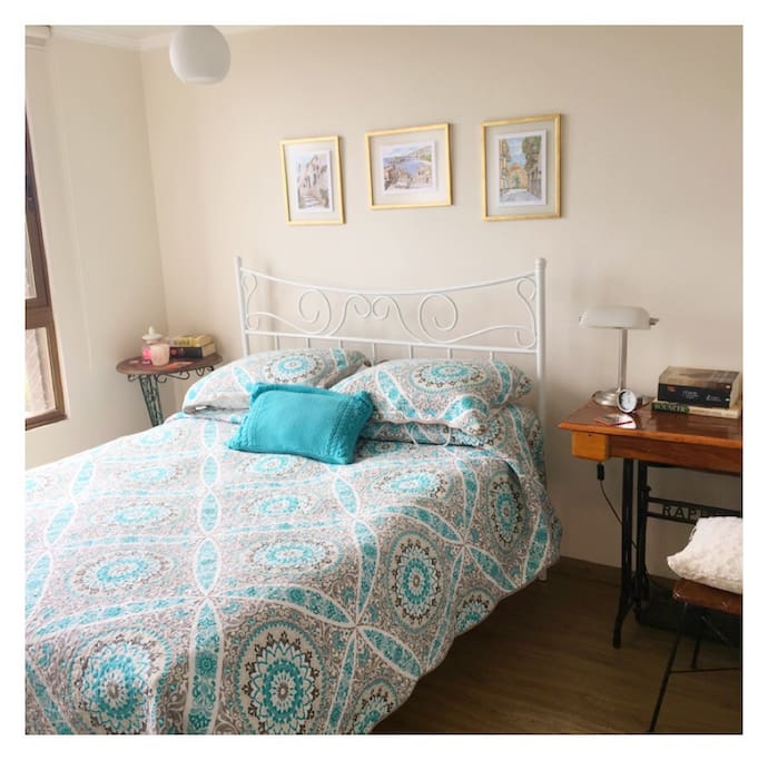 Dormitorio con cama de 2 plazas. Muy iluminado y con preciosa vista. Tiene televisor y baño privado. Te dejaré una estufa eléctrica en invierno.