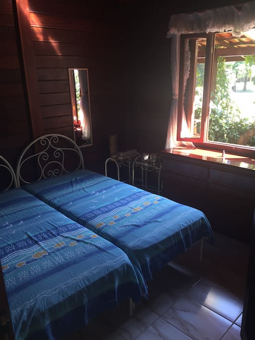 Quarto 2 com duas camas de solteiro mais colchão de casal