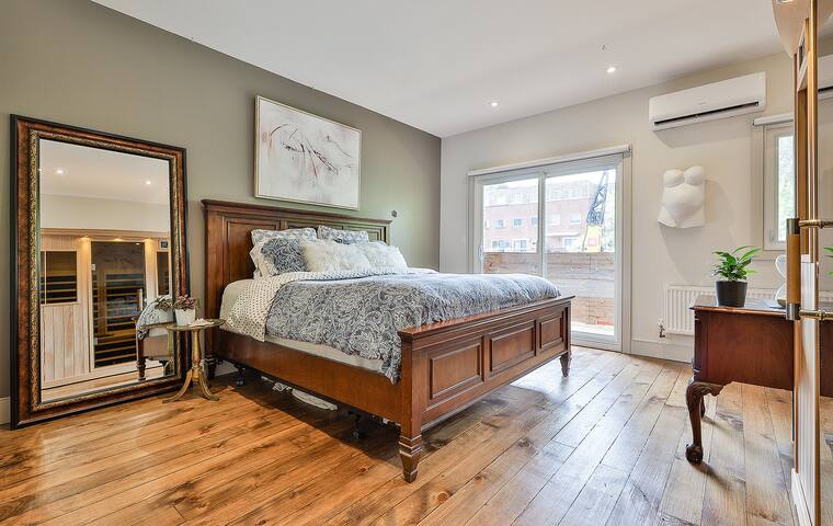 High Park Lux: Sauna •King Bed •Family Friendly gallery image 5