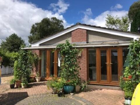 Bungalow for 4, 5 mins walk to lovely restaurants