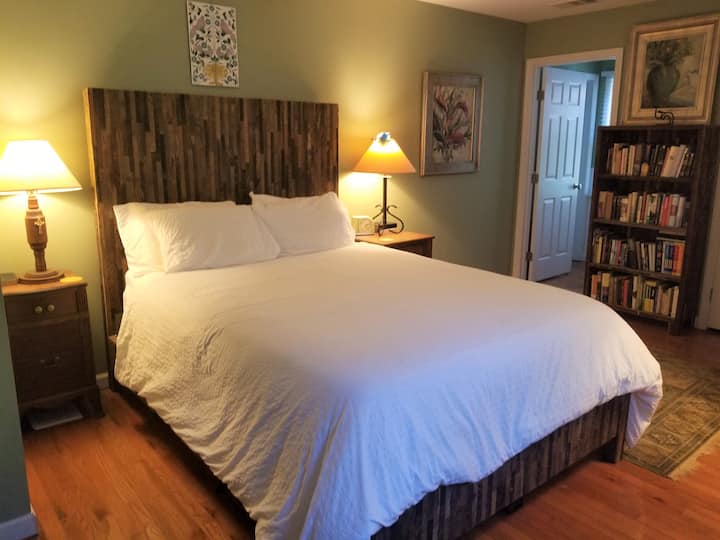 Основна спалня на горния етаж с двойно легло и самостоятелна баня