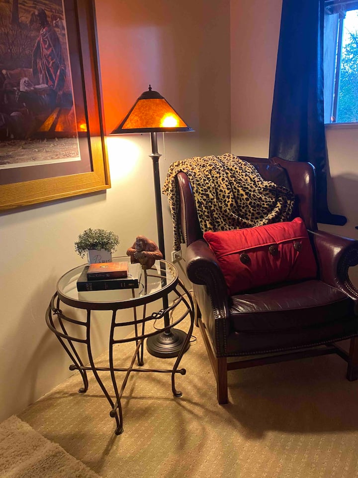 卧室里有舒适的阅读和放松区域。