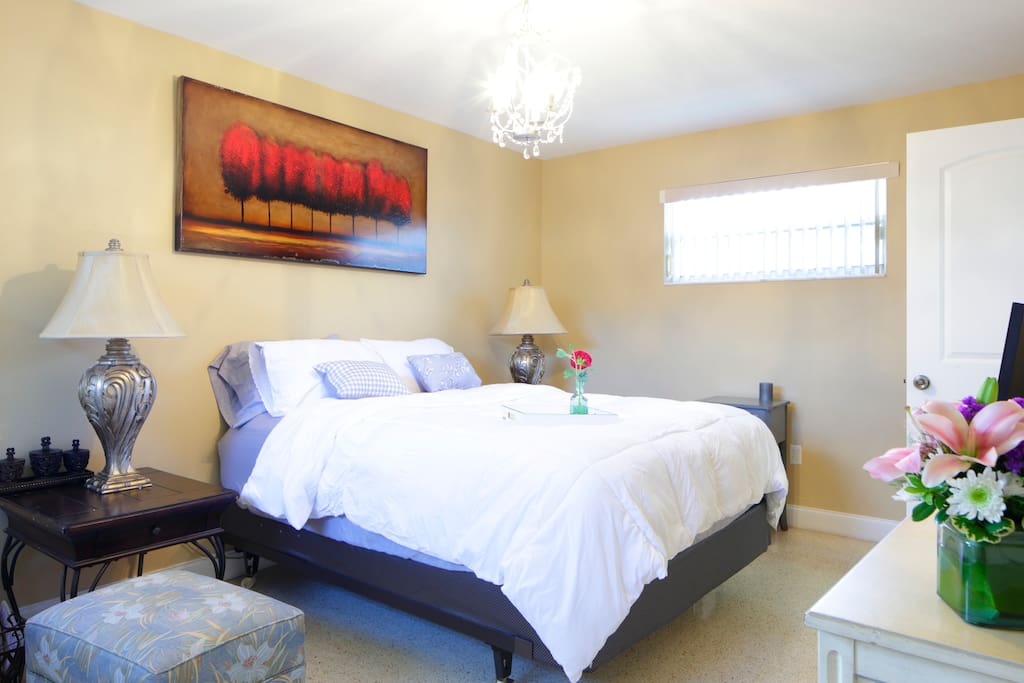 Main bedroom. Queen size mattress.